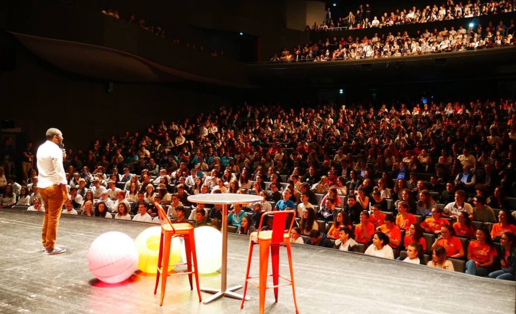 Nilson face au public dans une grande salle