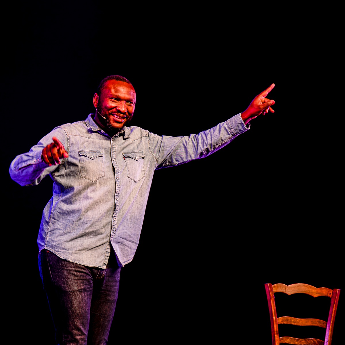 Nilson souriant sur scène