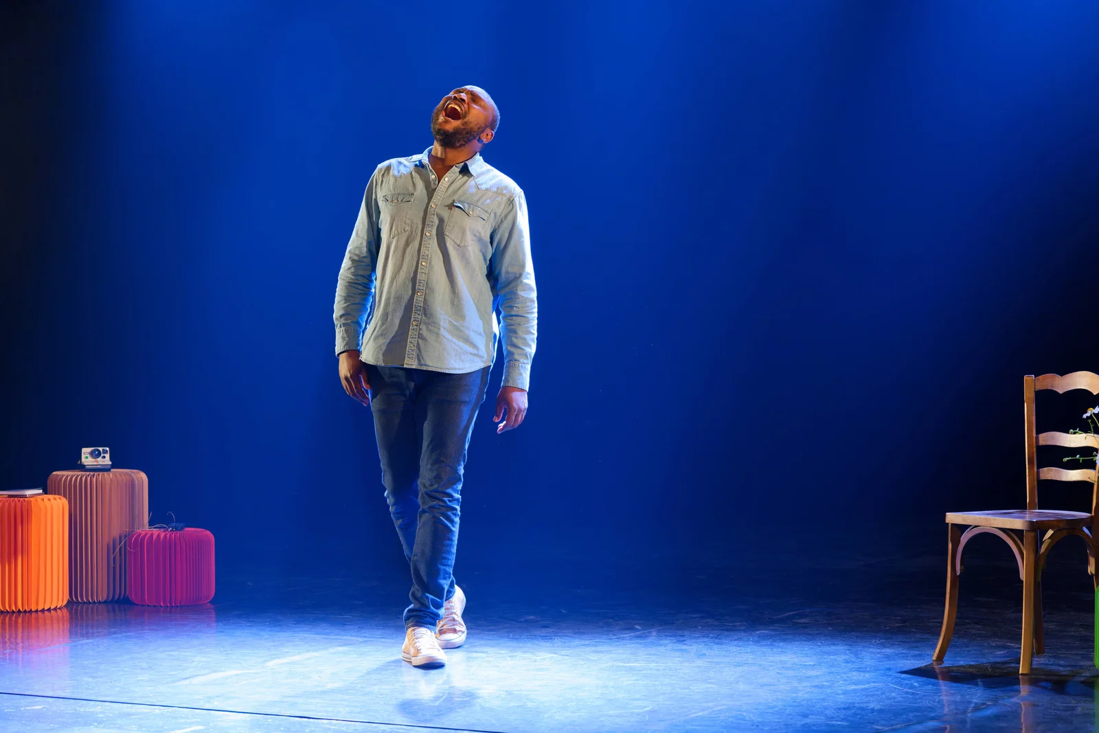 Nilson en plein éclat de rire sur scène — photographie Jean-Luc Menuet